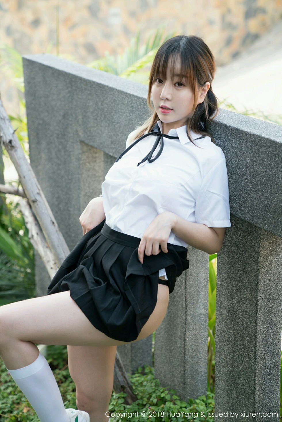 [HuaYang花漾]Vol.048_嫩模黄乐然调教王语纯性感黑短裙配肉丝裤袜撩人诱惑写真40P