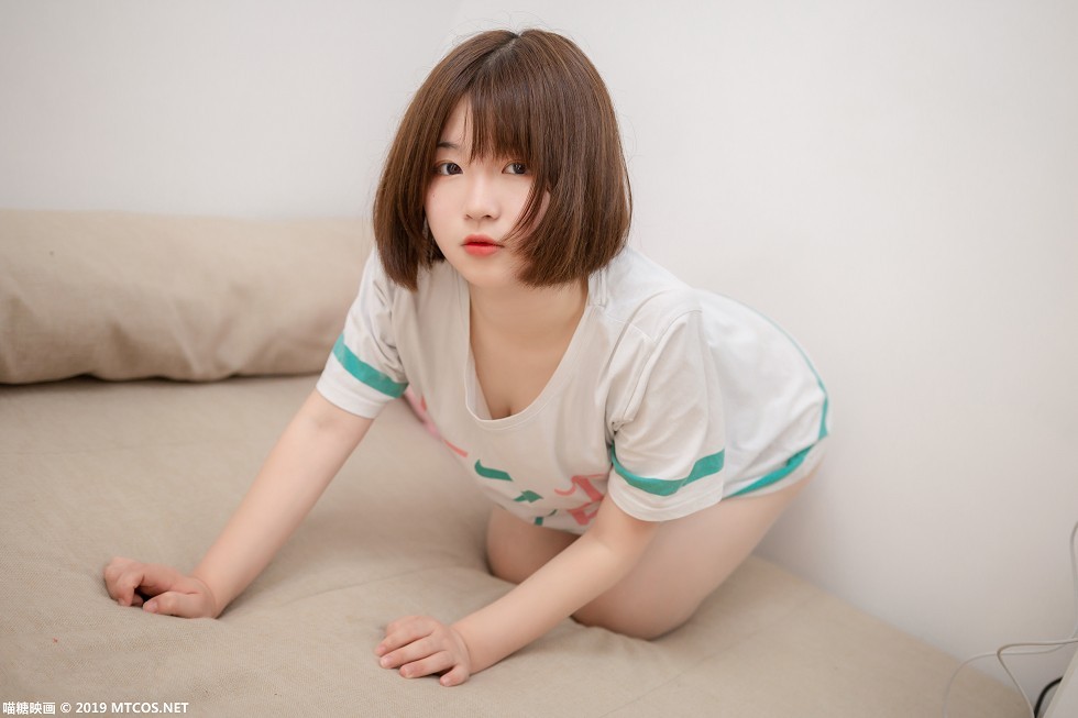 [喵糖映画]Vol.054_可爱小美女私房床上白色睡衣配肉色蕾丝内裤性感诱人写真39P