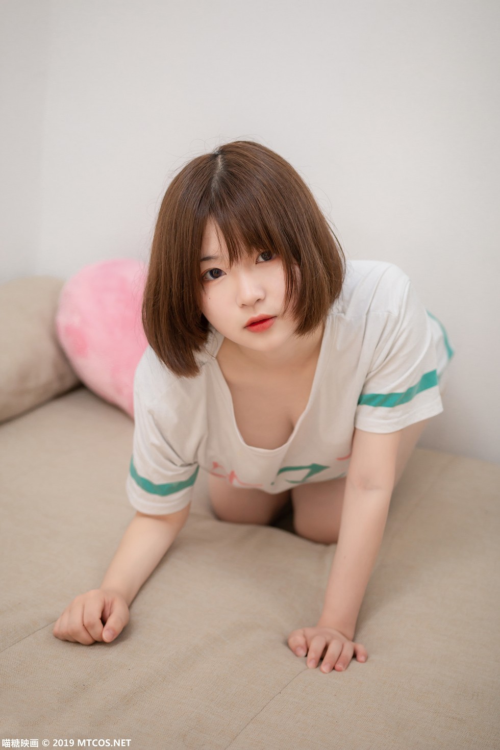 [喵糖映画]Vol.054_可爱小美女私房床上白色睡衣配肉色蕾丝内裤性感诱人写真39P