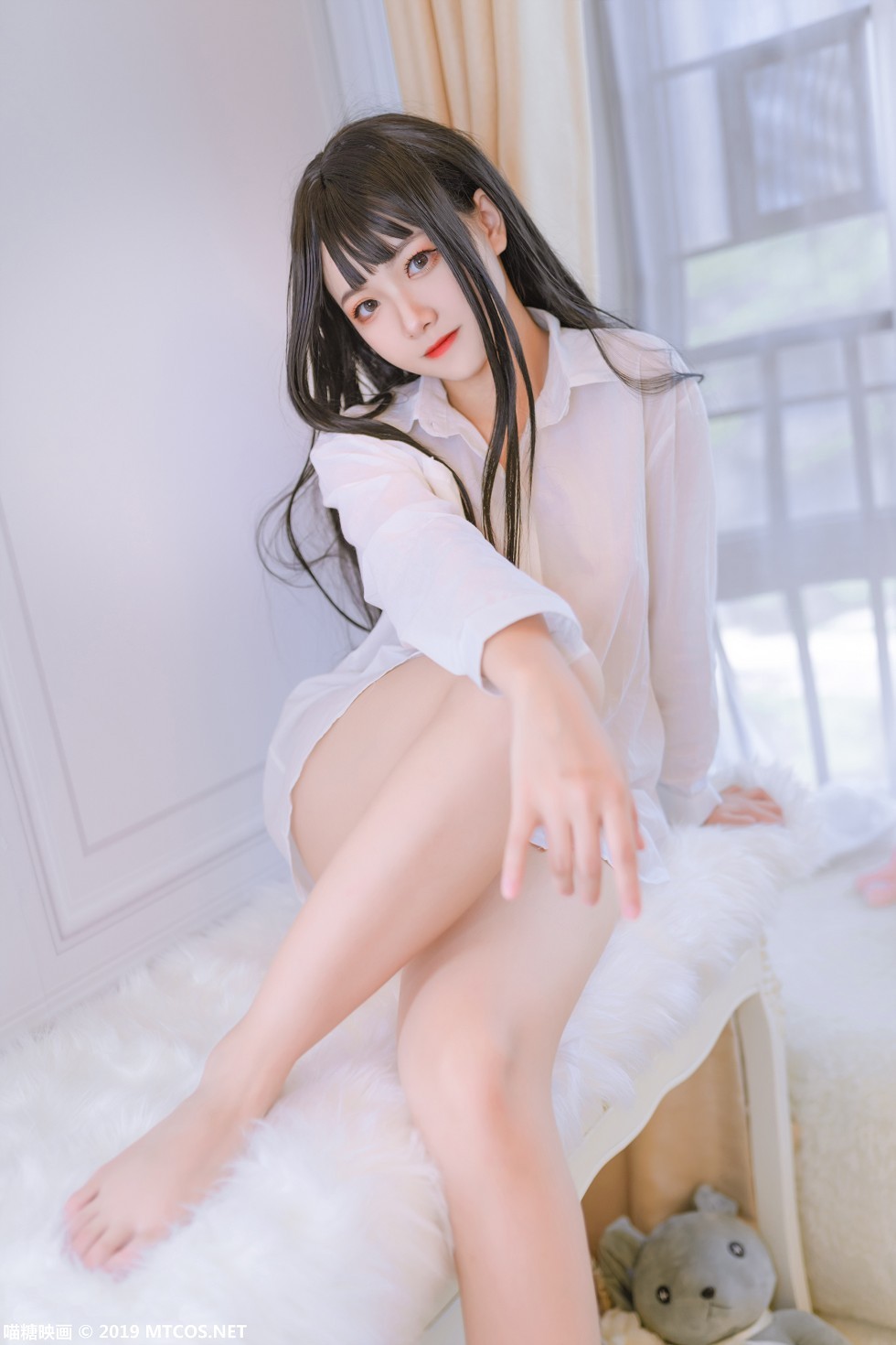[喵糖映画]Vol.061_嫩模lovely呆玄私房性感男友白衬衣秀白嫩美腿迷人写真40P