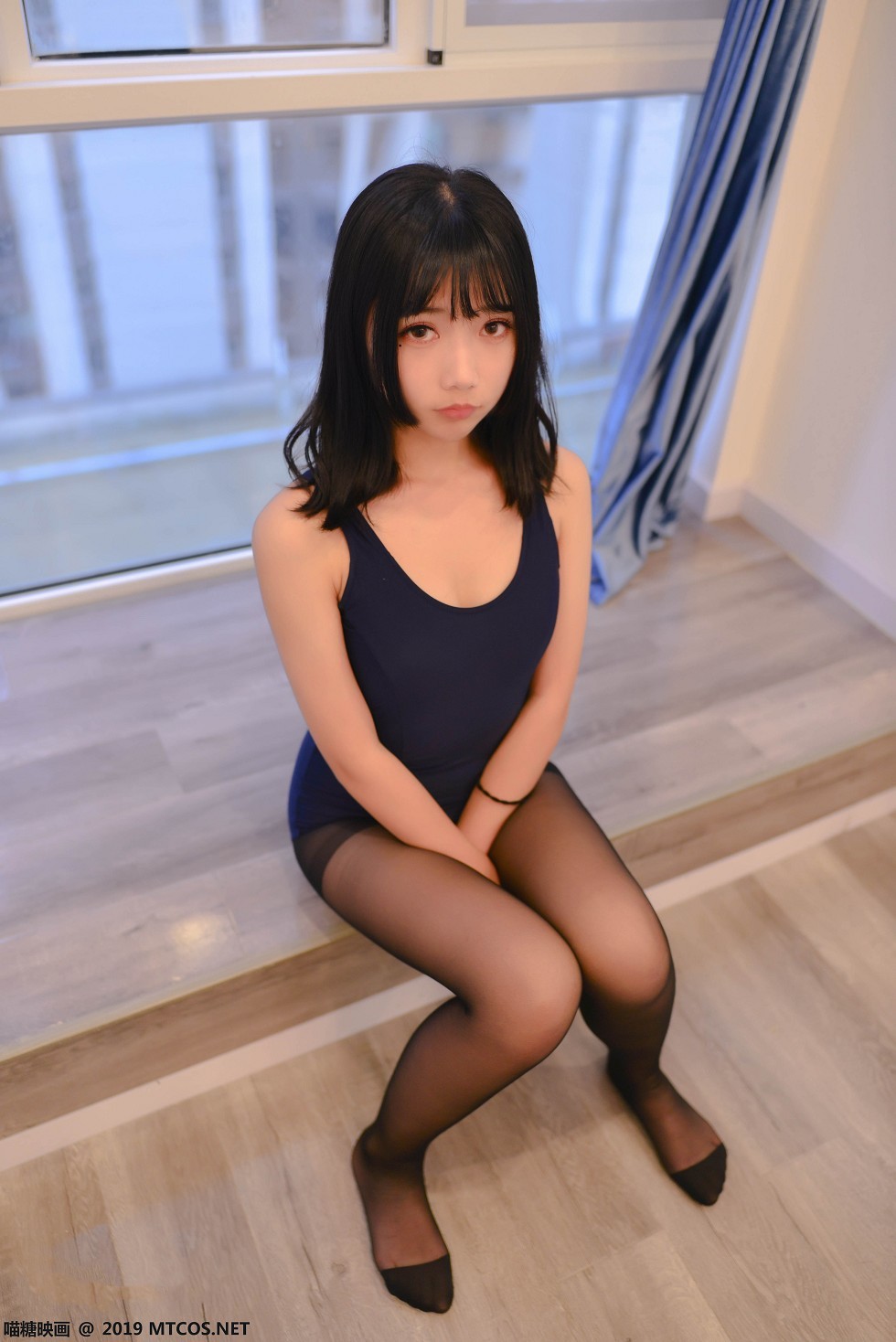 [喵糖映画]Vol.064_清楚学生制服美女性感死库水配黑丝裤袜秀完美身材写真38P