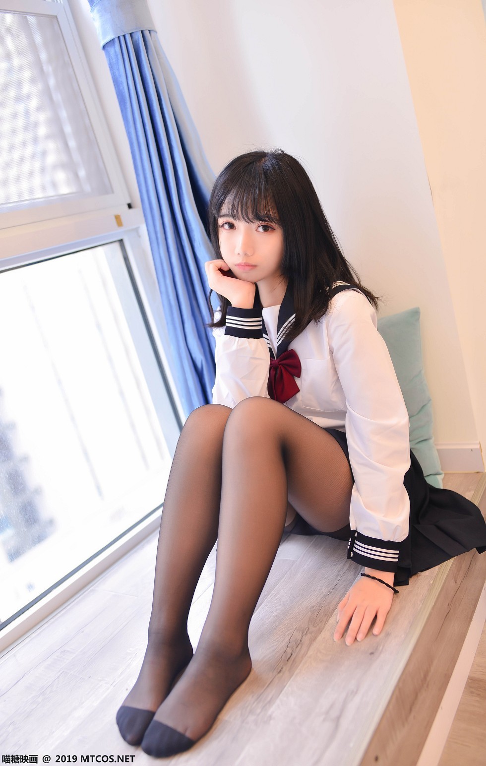 [喵糖映画]Vol.064_清楚学生制服美女性感死库水配黑丝裤袜秀完美身材写真38P