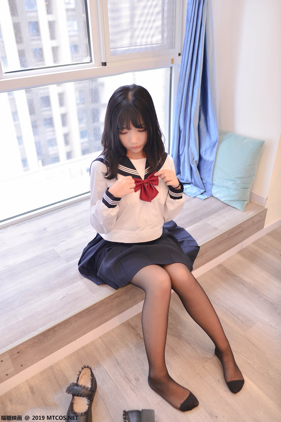 [喵糖映画]Vol.064_清楚学生制服美女性感死库水配黑丝裤袜秀完美身材写真38P