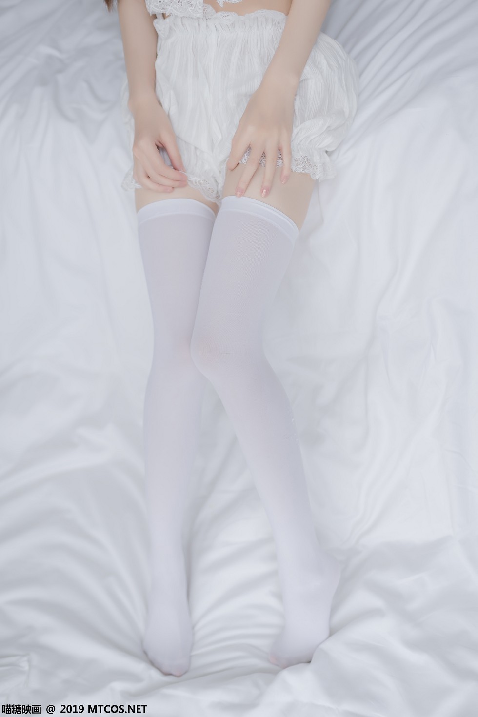 [喵糖映画]Vol.065_双马尾辫美少女私房白色吊带薄纱内衣配白丝袜性感迷人写真40P