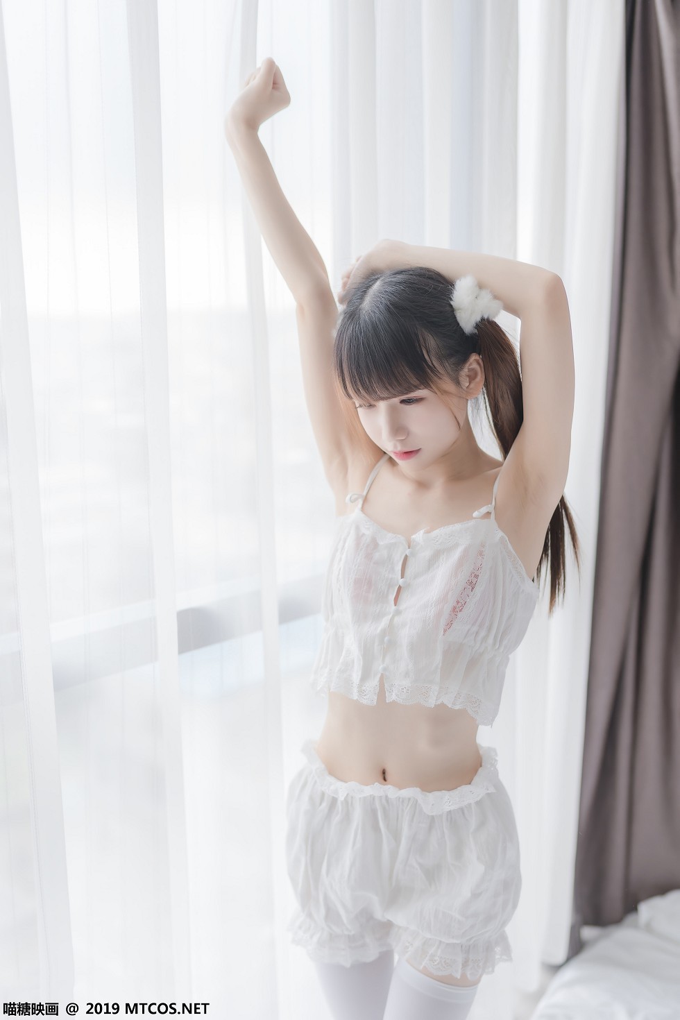 [喵糖映画]Vol.065_双马尾辫美少女私房白色吊带薄纱内衣配白丝袜性感迷人写真40P