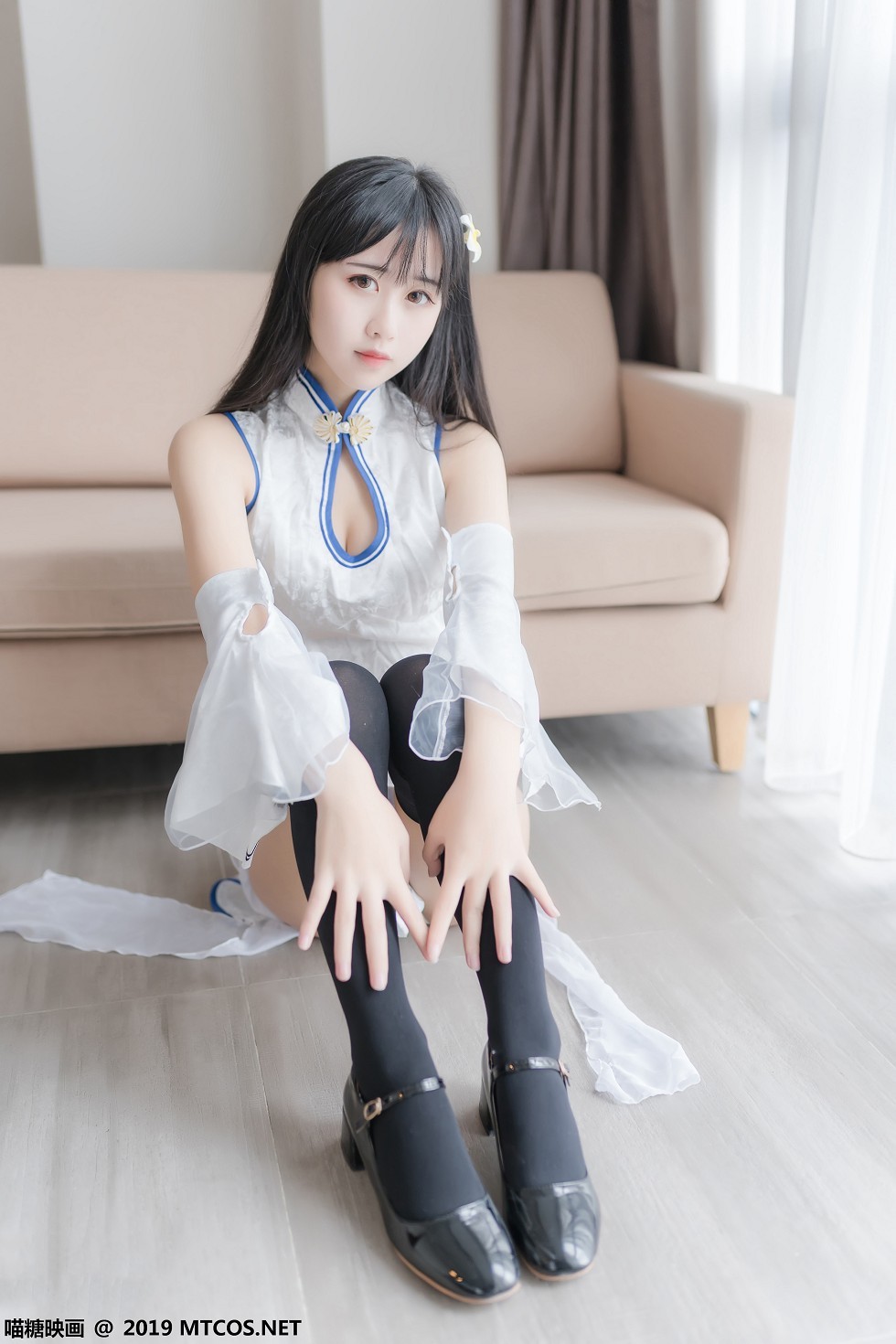 [喵糖映画]Vol.066_美少女萌芽儿私房性感白色旗袍配黑色半截袜秀美腿写真41P