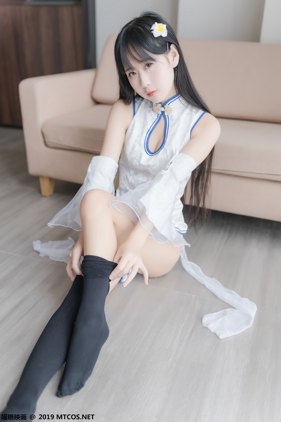 [喵糖映画]Vol.066_美少女萌芽儿私房性感白色旗袍配黑色半截袜秀美腿写真41P
