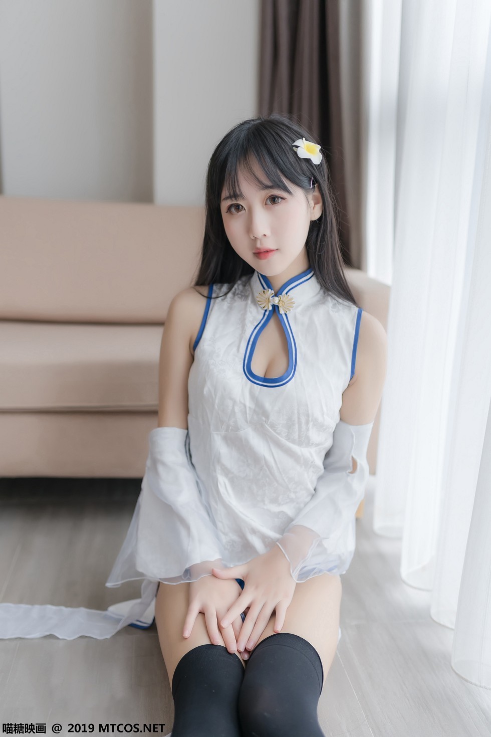 [喵糖映画]Vol.066_美少女萌芽儿私房性感白色旗袍配黑色半截袜秀美腿写真41P