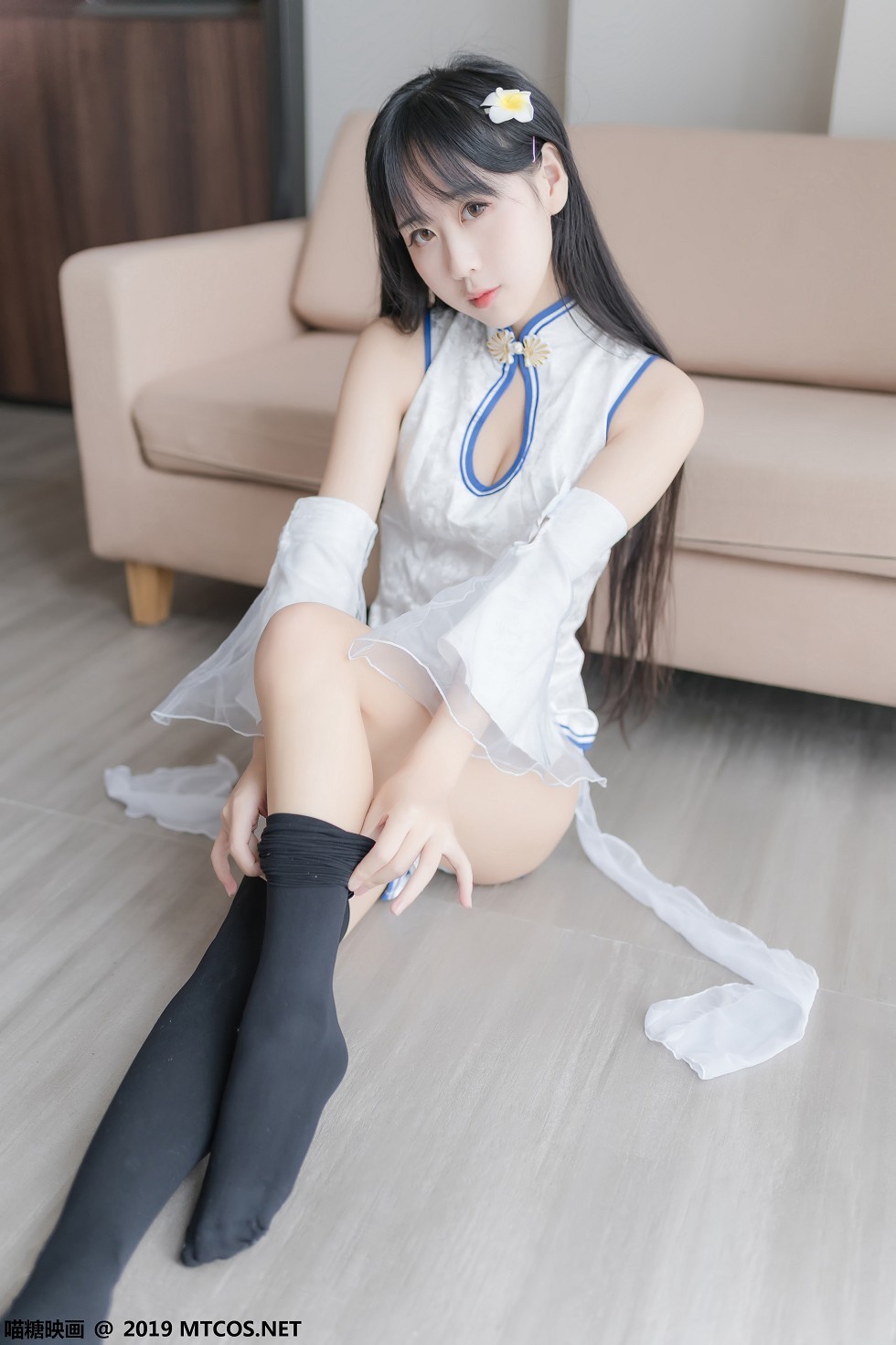 [喵糖映画]Vol.066_美少女萌芽儿私房性感白色旗袍配黑色半截袜秀美腿写真41P