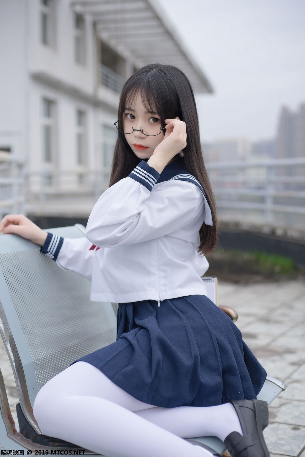 [喵糖映画]Vol.067_嫩模半度度度喵户外性感水手服配白丝裤袜秀美腿写真46P