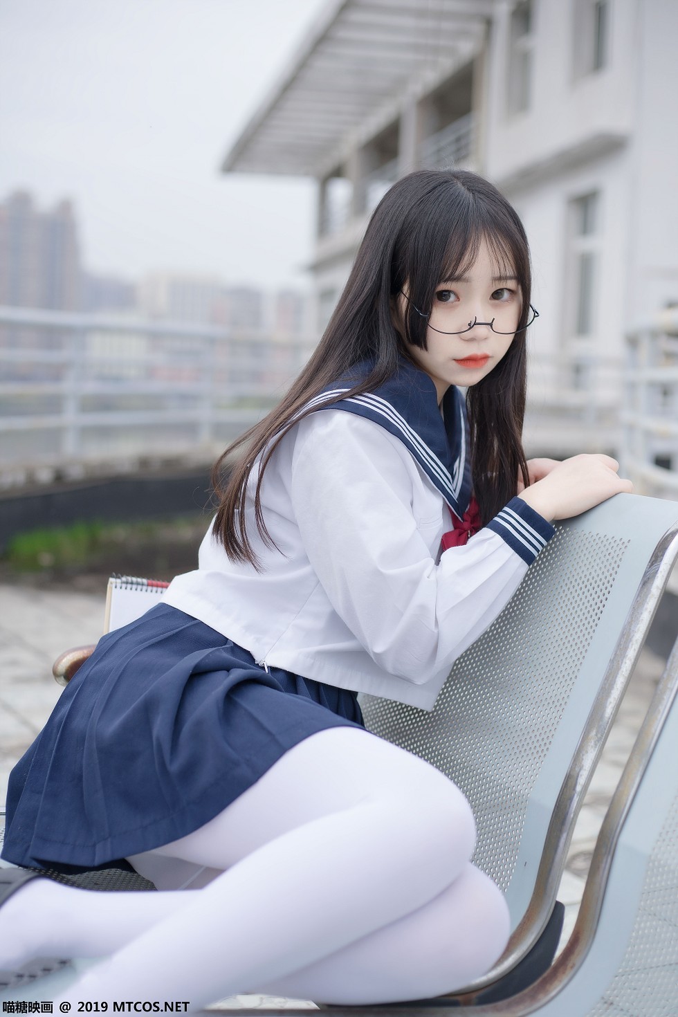 [喵糖映画]Vol.067_嫩模半度度度喵户外性感水手服配白丝裤袜秀美腿写真46P