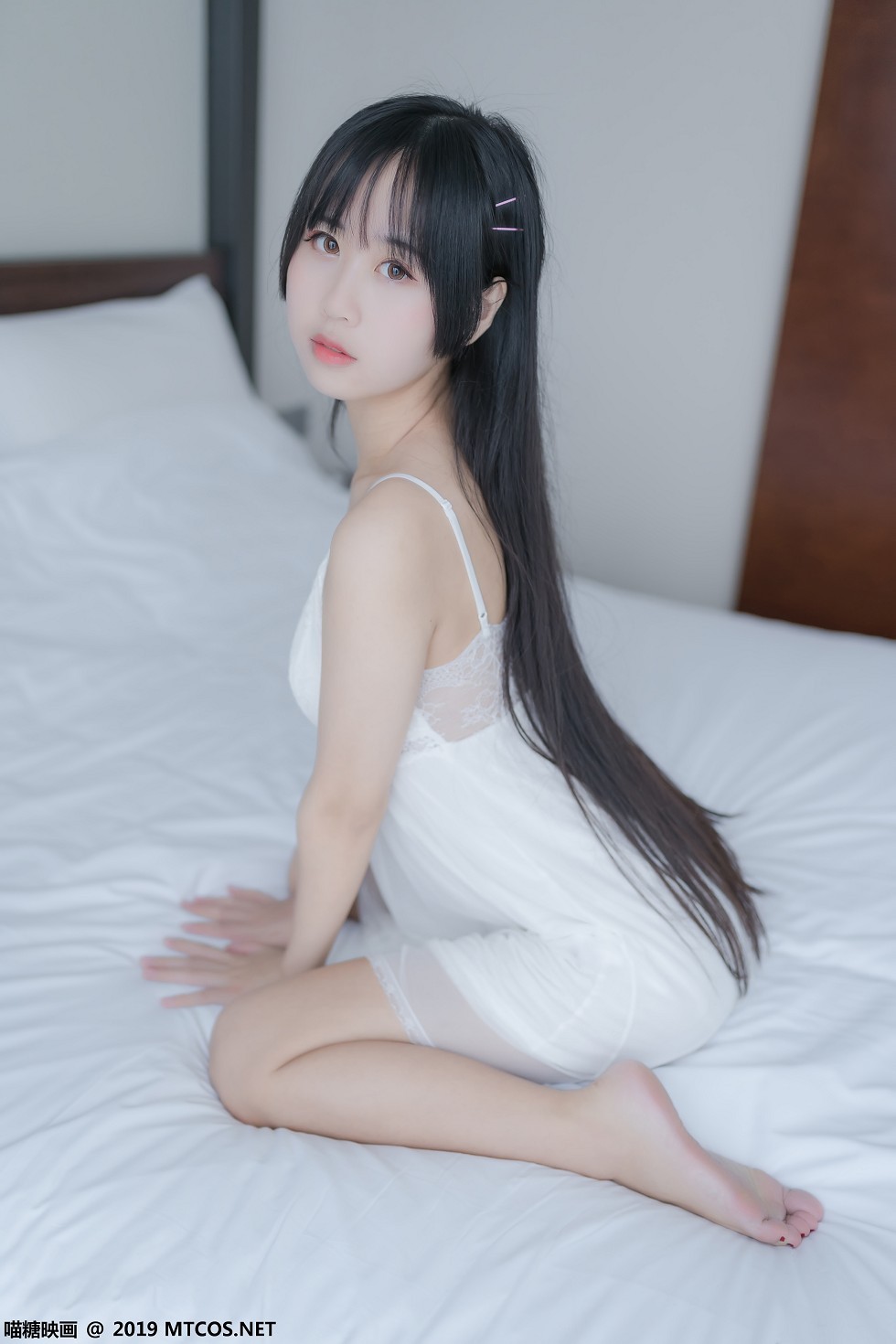 [喵糖映画]Vol.069_嫩模萌芽儿私房性感吊带白纱裙透视秀完美身材迷人写真44P