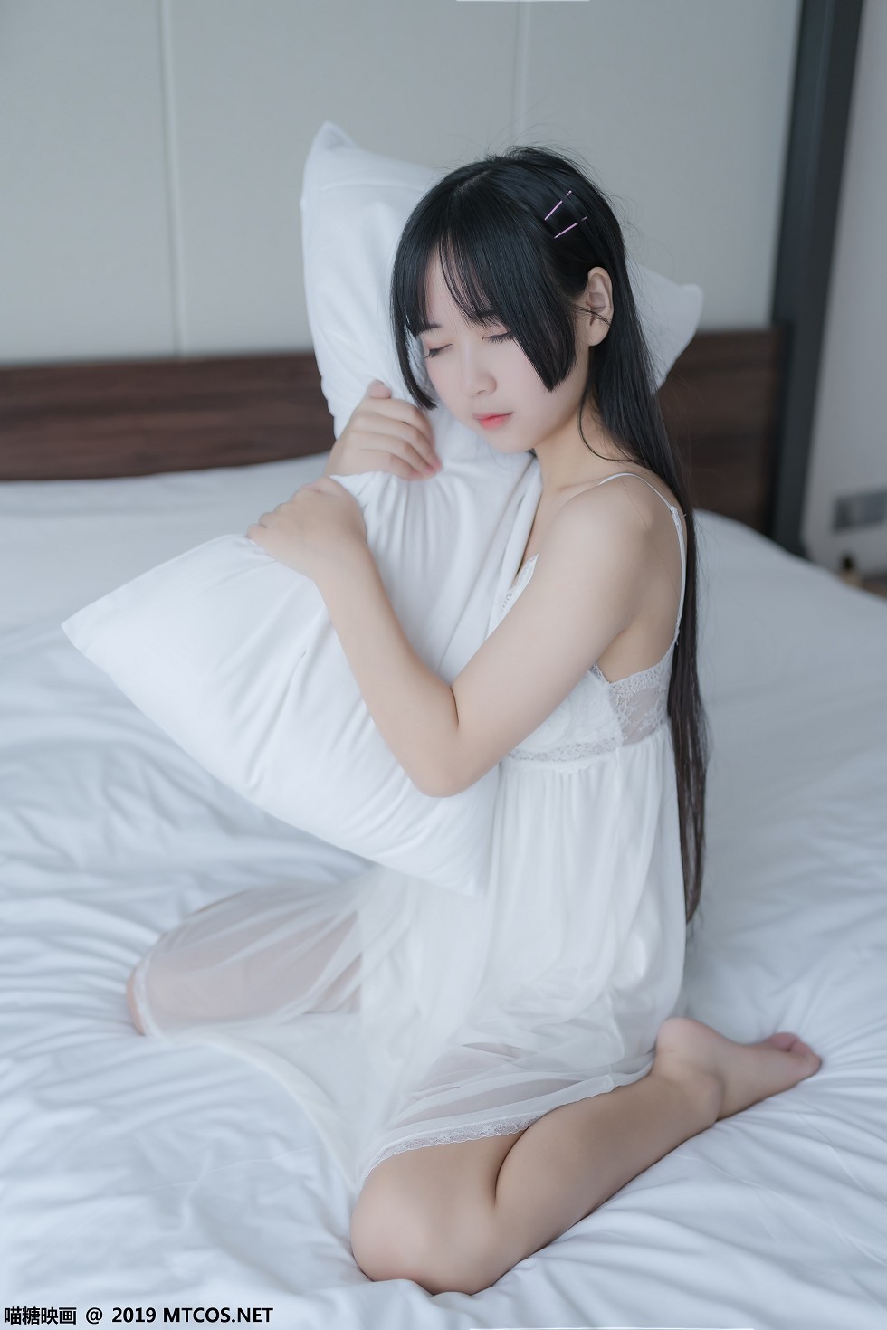 [喵糖映画]Vol.069_嫩模萌芽儿私房性感吊带白纱裙透视秀完美身材迷人写真44P