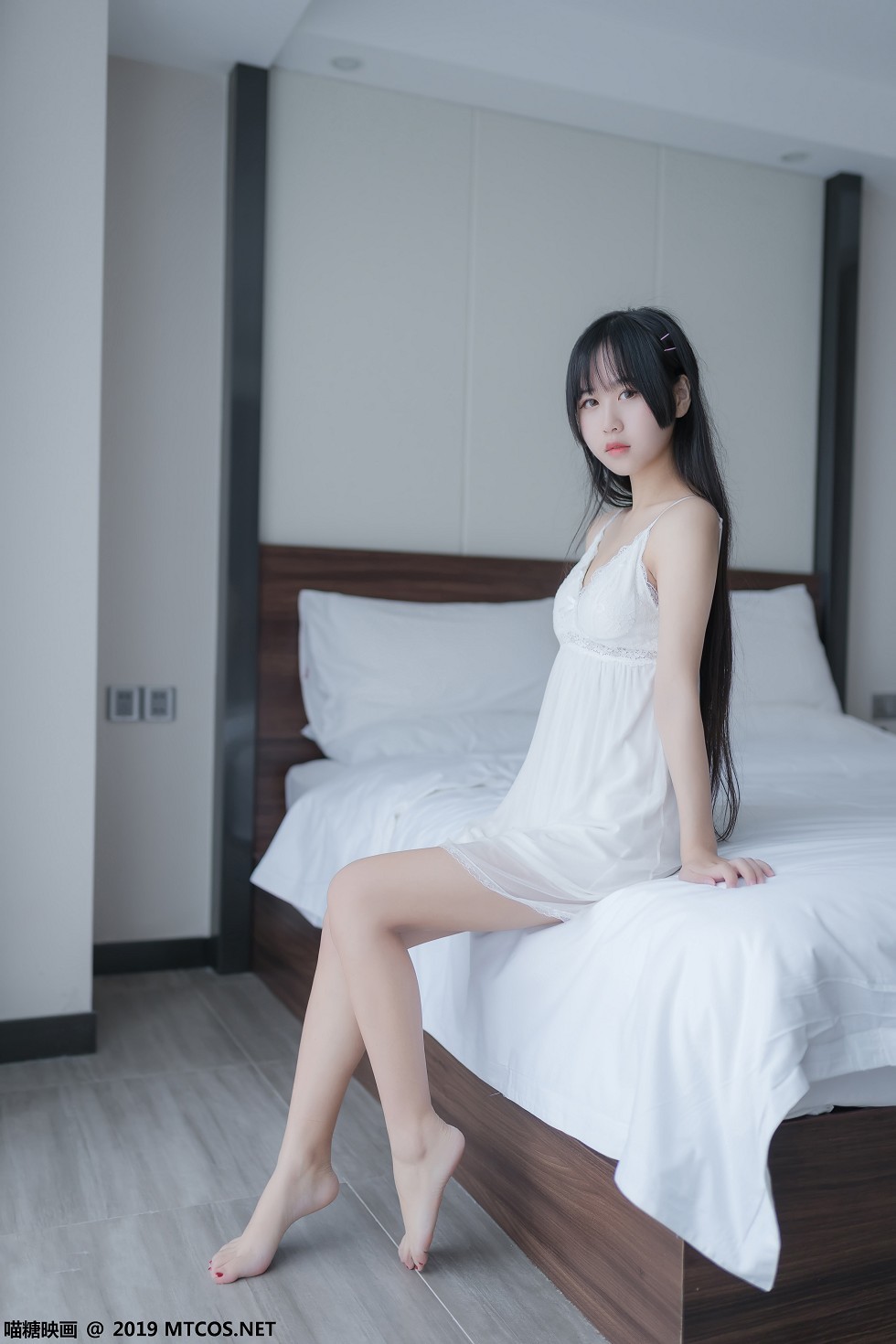 [喵糖映画]Vol.069_嫩模萌芽儿私房性感吊带白纱裙透视秀完美身材迷人写真44P