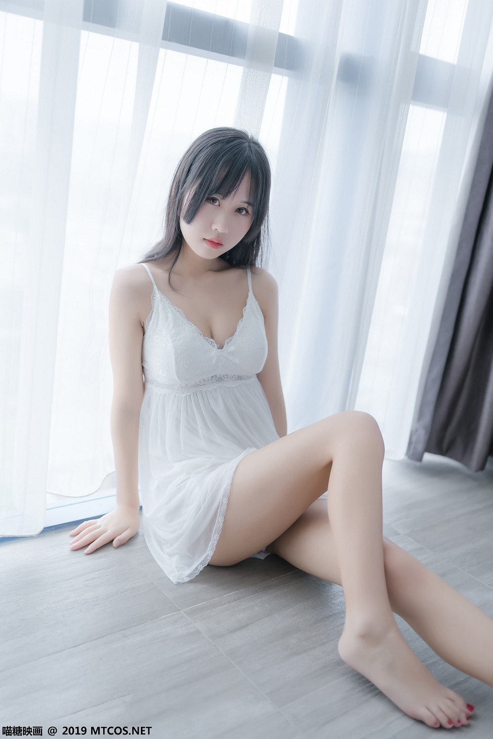 [喵糖映画]Vol.069_嫩模萌芽儿私房性感吊带白纱裙透视秀完美身材迷人写真44P
