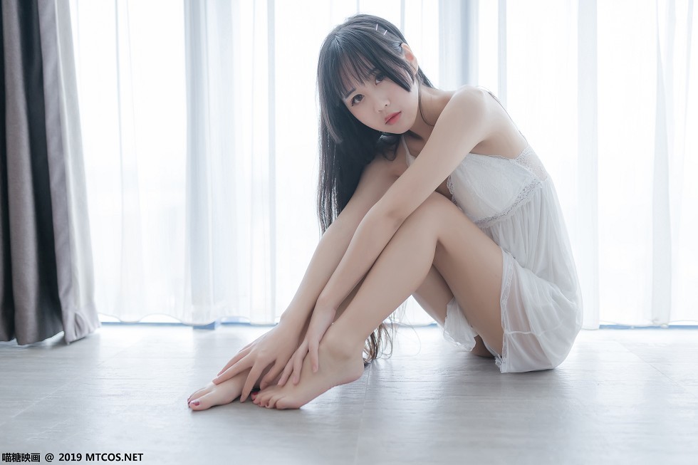 [喵糖映画]Vol.069_嫩模萌芽儿私房性感吊带白纱裙透视秀完美身材迷人写真44P