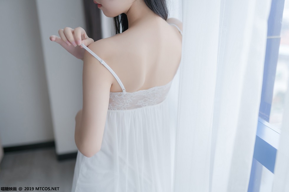 [喵糖映画]Vol.069_嫩模萌芽儿私房性感吊带白纱裙透视秀完美身材迷人写真44P