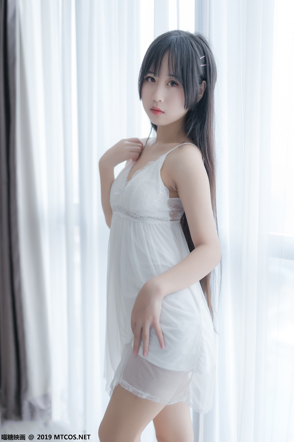 [喵糖映画]Vol.069_嫩模萌芽儿私房性感吊带白纱裙透视秀完美身材迷人写真44P