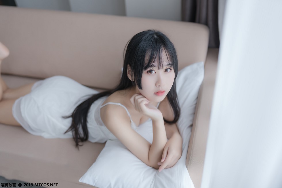 [喵糖映画]Vol.069_嫩模萌芽儿私房性感吊带白纱裙透视秀完美身材迷人写真44P