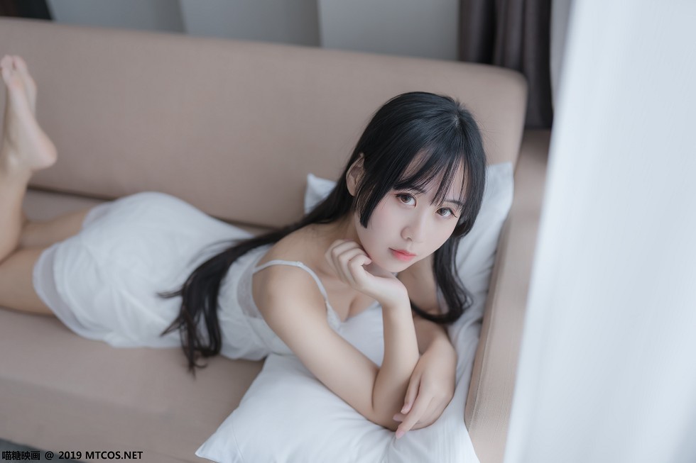 [喵糖映画]Vol.069_嫩模萌芽儿私房性感吊带白纱裙透视秀完美身材迷人写真44P
