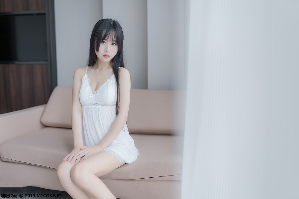 [喵糖映画]Vol.069_嫩模萌芽儿私房性感吊带白纱裙透视秀完美身材迷人写真44P