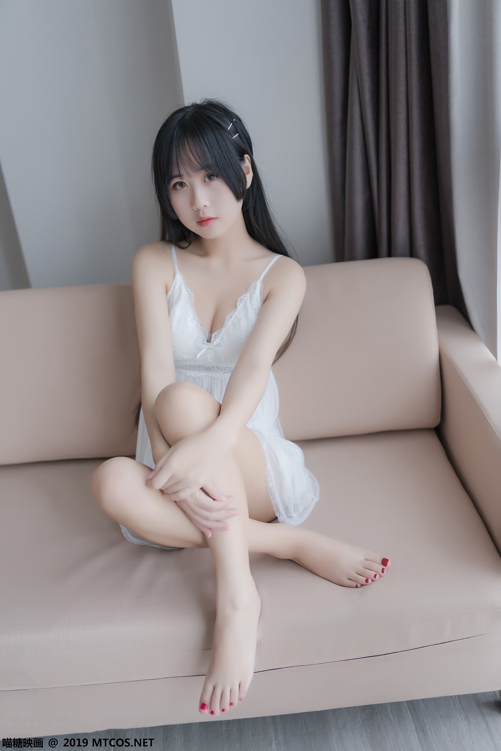 [喵糖映画]Vol.069_嫩模萌芽儿私房性感吊带白纱裙透视秀完美身材迷人写真44P