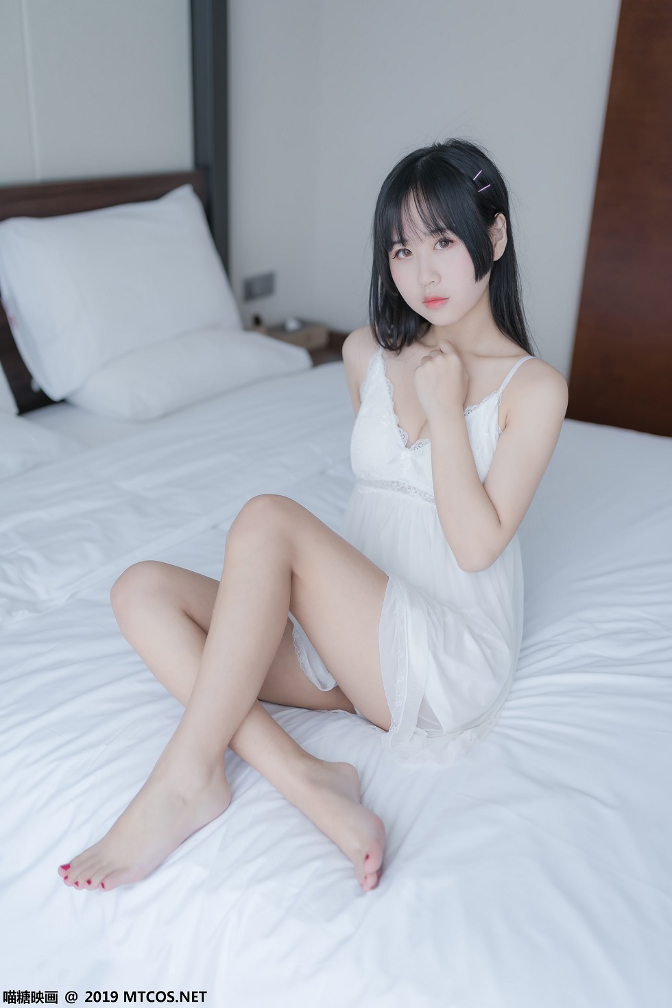 [喵糖映画]Vol.069_嫩模萌芽儿私房性感吊带白纱裙透视秀完美身材迷人写真44P