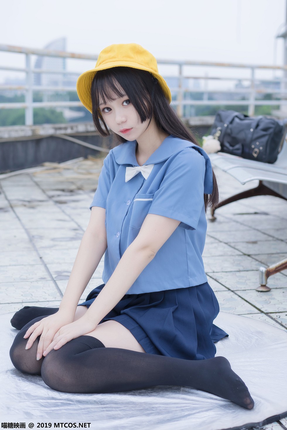 [喵糖映画]Vol.070_小黄帽女孩户外百褶短裙配黑丝短袜秀性感美腿迷人写真48P