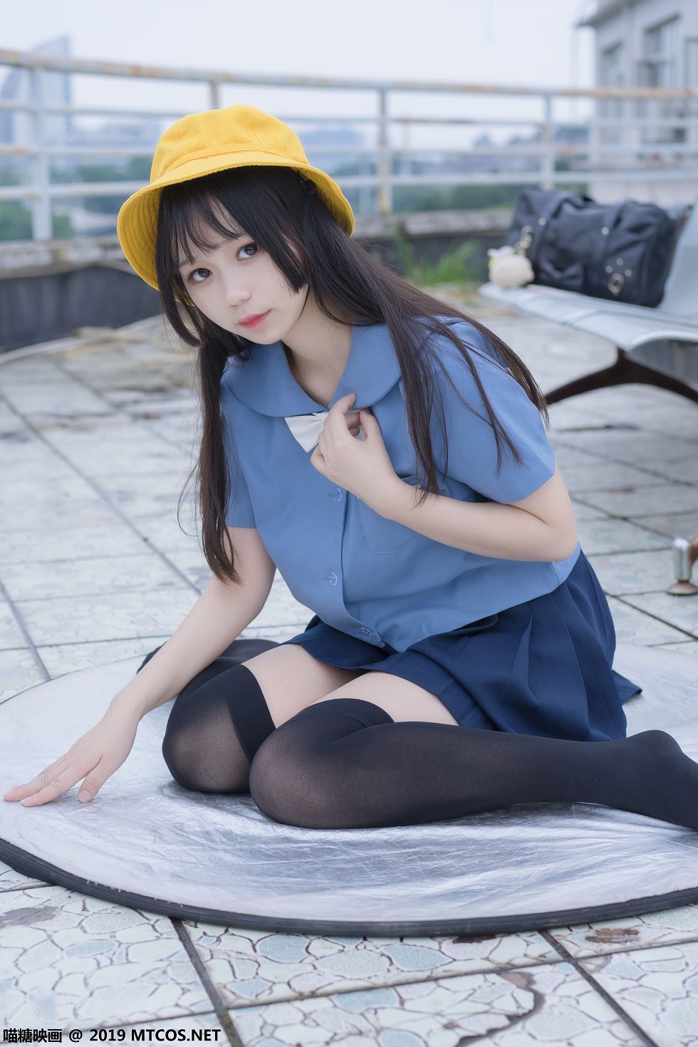 [喵糖映画]Vol.070_小黄帽女孩户外百褶短裙配黑丝短袜秀性感美腿迷人写真48P