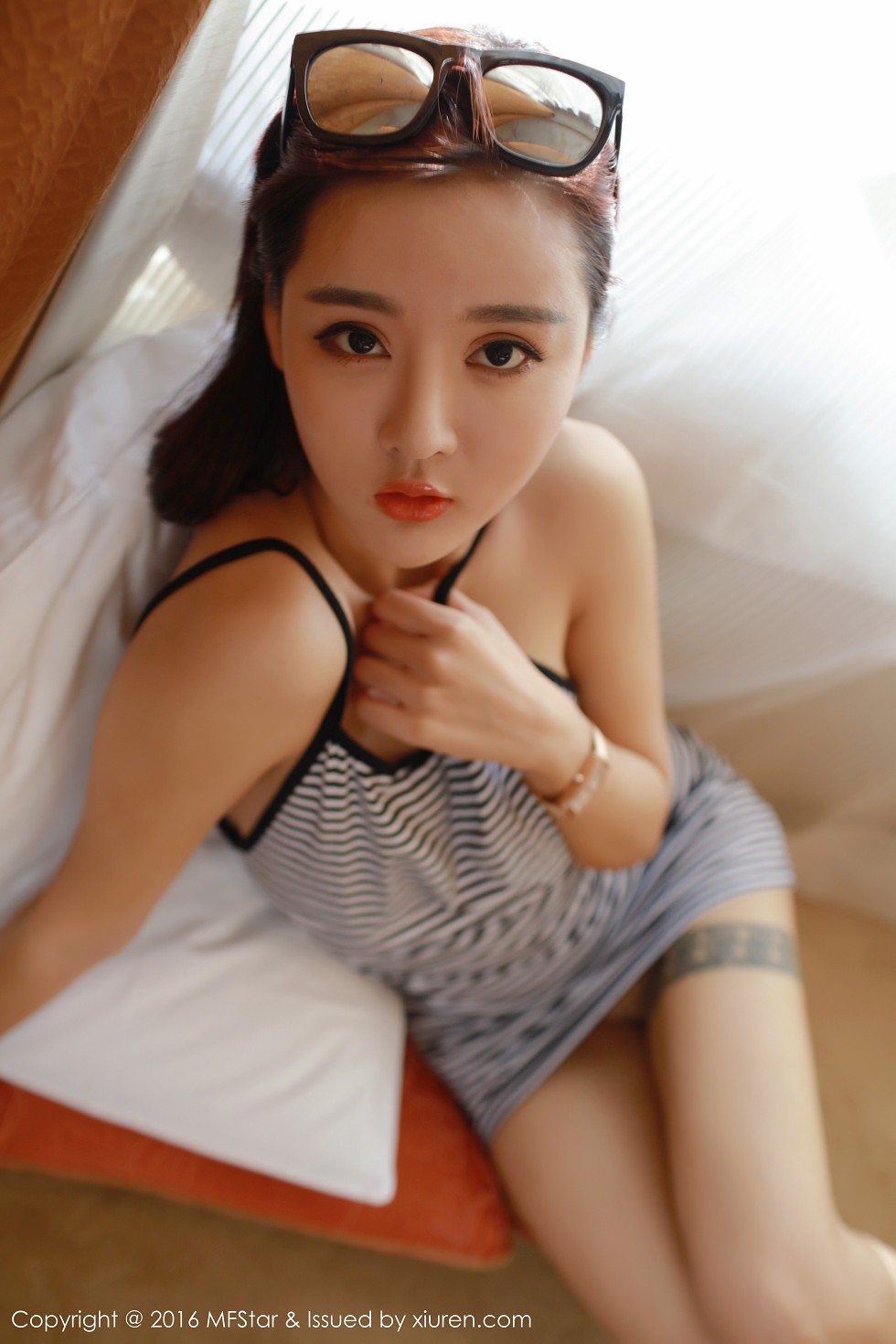 [MFStar模范学院]Vol.060_嫩模佳佳JiaJia居家私房大尺度秀豪乳靓丽迷人写真56P