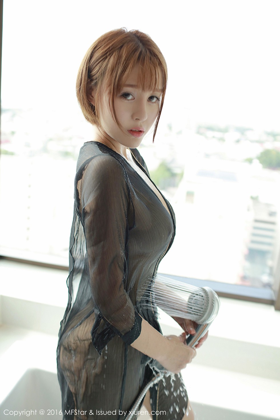 [MFStar模范学院]Vol.061_Evelyn艾莉泰国心愿旅拍浴缸里黑纱湿身诱惑写真55P