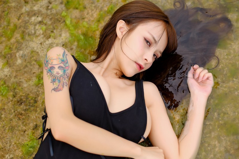 嫩模夏美黑色连体衣豪乳翘臀诱惑动人(图35)