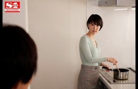 正妹大嫂「葵つかさ」被暴雨淋了一身湿透，若隐若现忍不住硬上了她