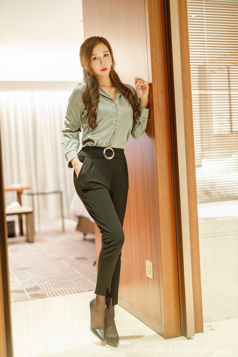 [IMISS爱蜜社]Vol.492_气质女神Lavinia肉私房脱典雅服饰露性感内衣完美身材诱惑写真57P