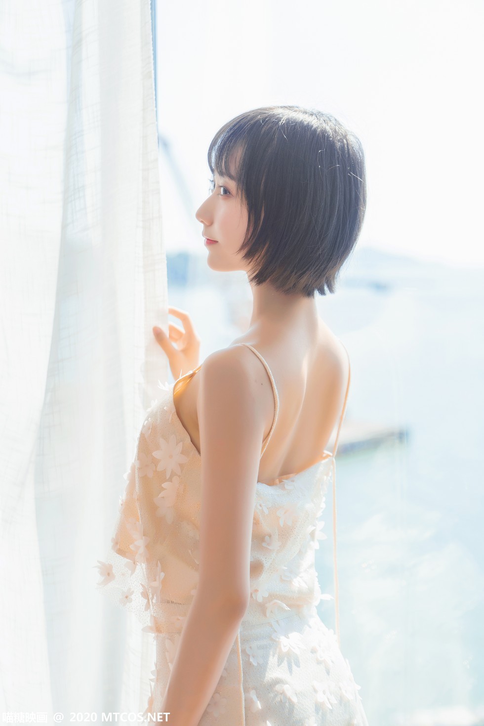 [喵糖映画]Vol.201_花色吊带睡衣美女居家暖阳的海主题椅子上靓丽迷人写真22P