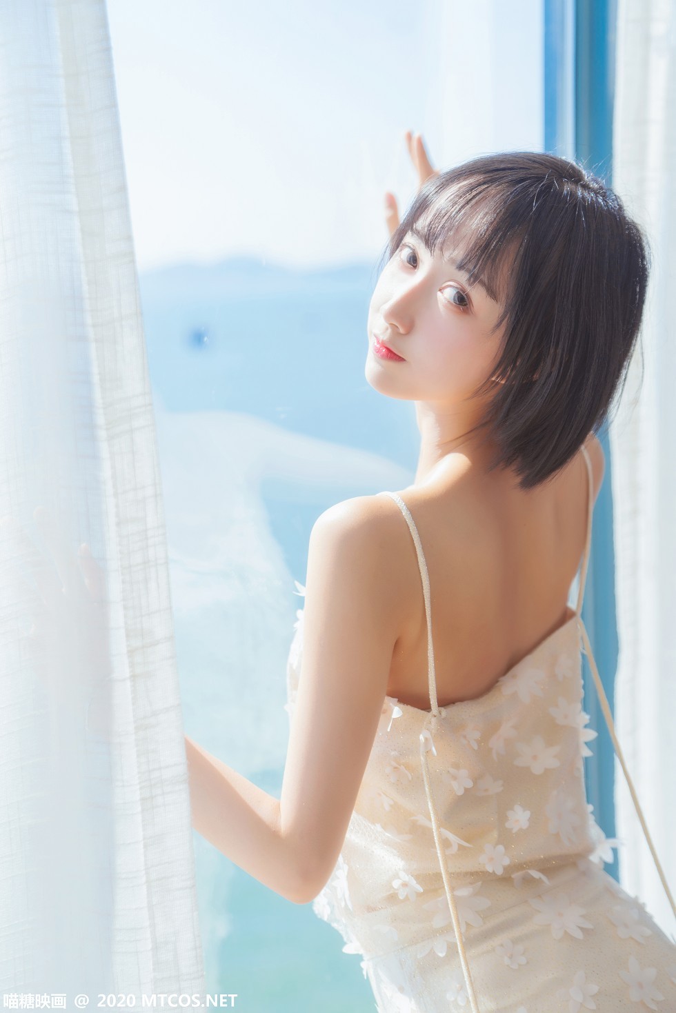 [喵糖映画]Vol.201_花色吊带睡衣美女居家暖阳的海主题椅子上靓丽迷人写真22P