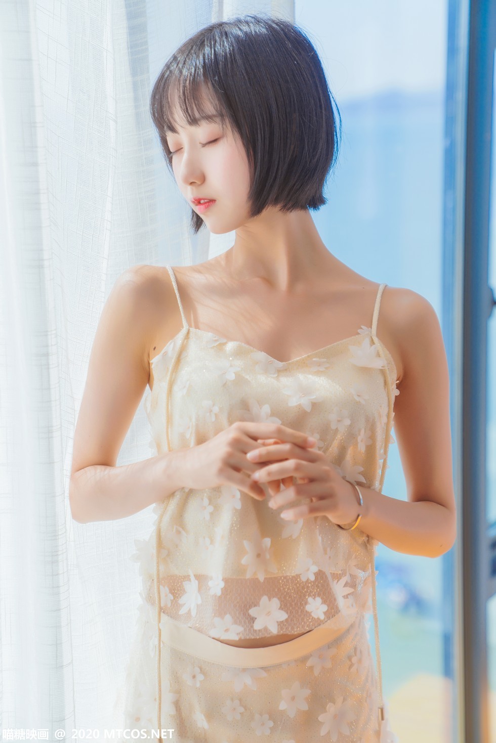 [喵糖映画]Vol.201_花色吊带睡衣美女居家暖阳的海主题椅子上靓丽迷人写真22P