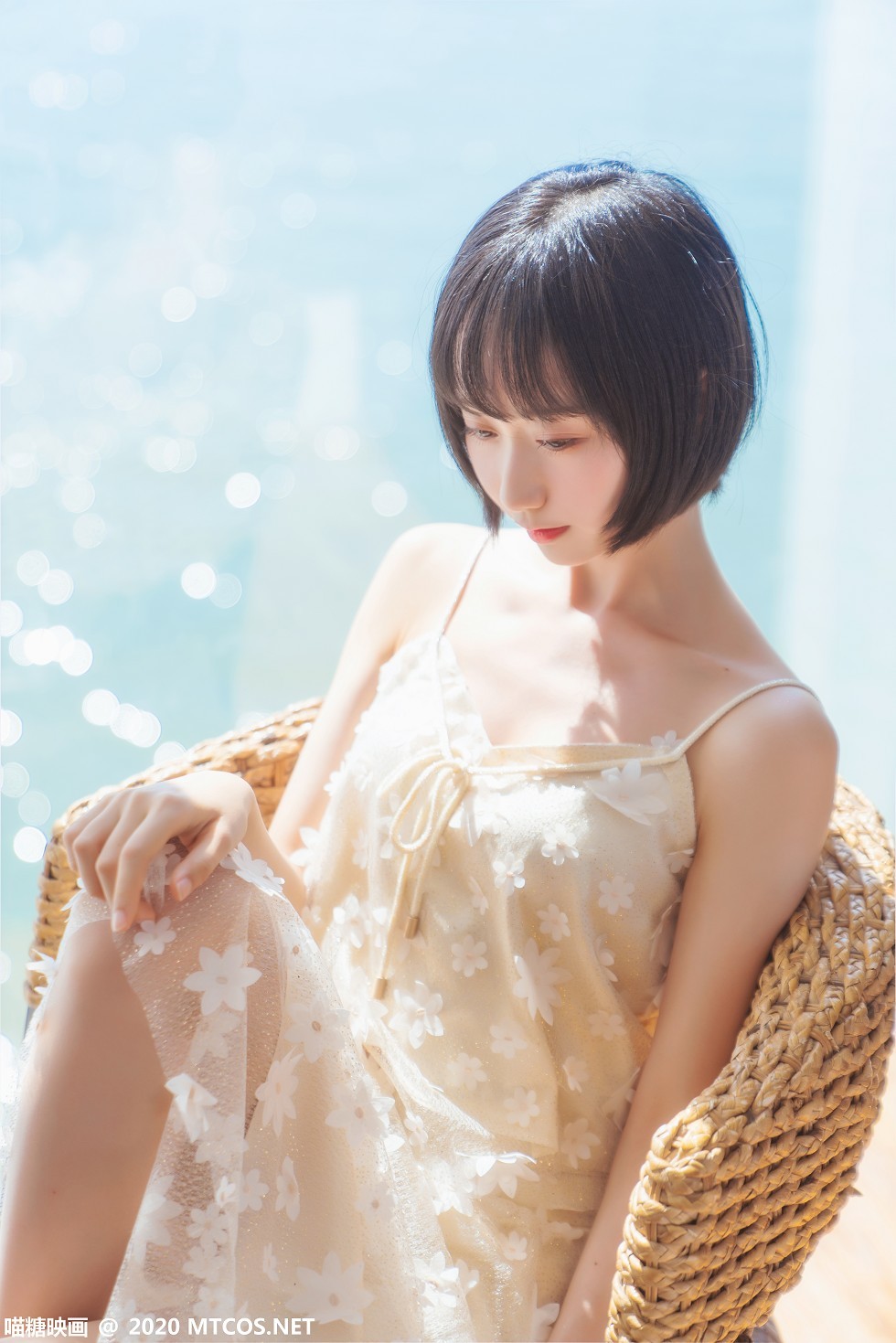 [喵糖映画]Vol.201_花色吊带睡衣美女居家暖阳的海主题椅子上靓丽迷人写真22P