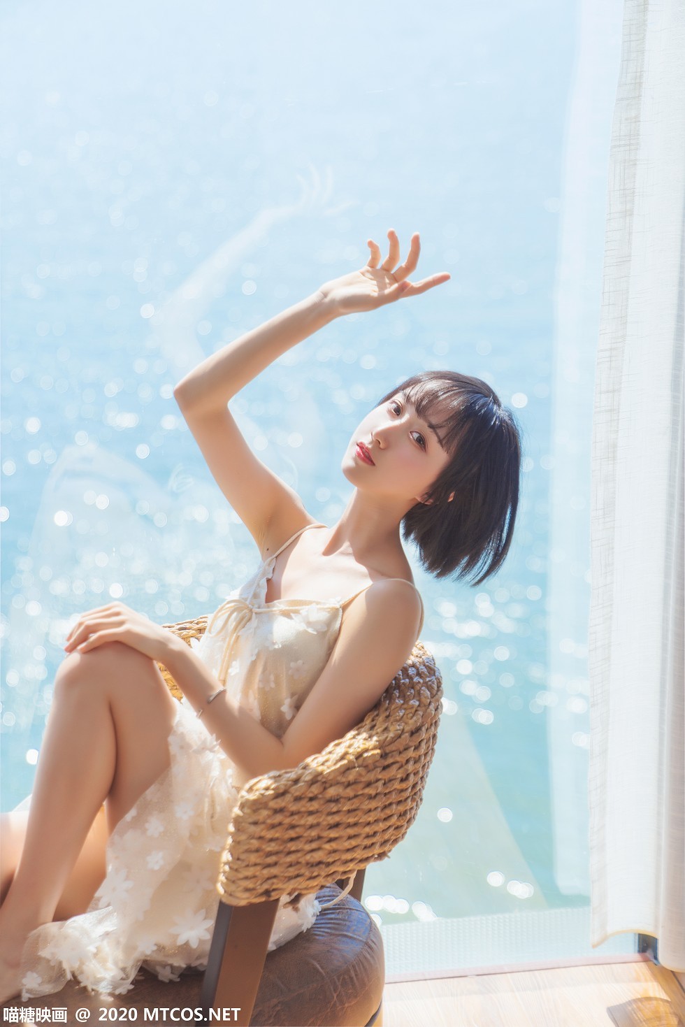 [喵糖映画]Vol.201_花色吊带睡衣美女居家暖阳的海主题椅子上靓丽迷人写真22P