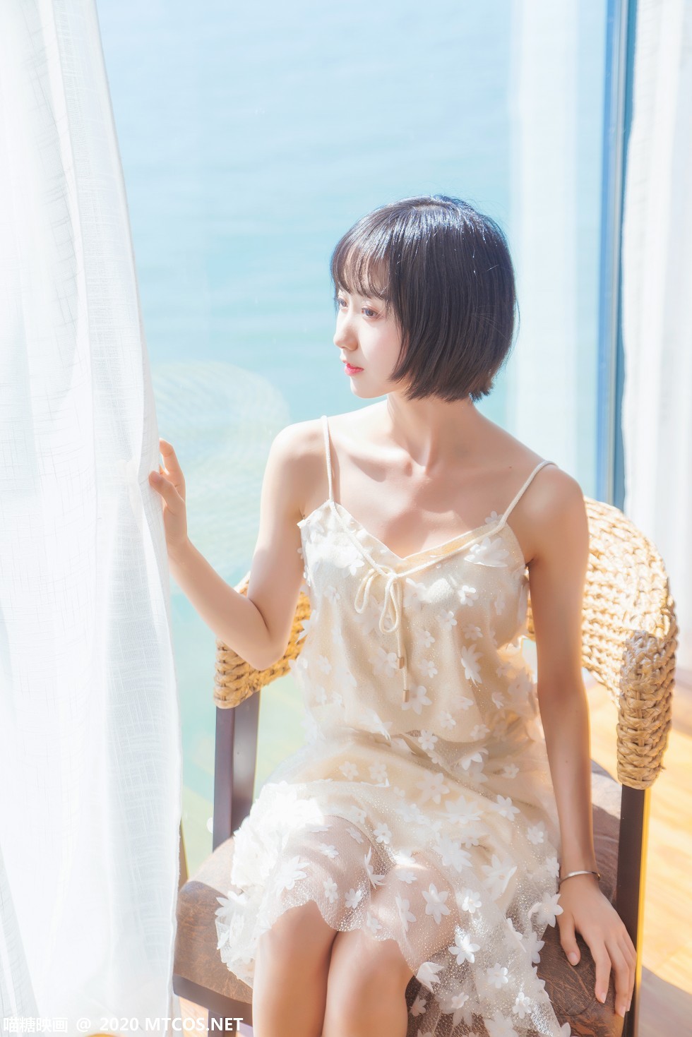 [喵糖映画]Vol.201_花色吊带睡衣美女居家暖阳的海主题椅子上靓丽迷人写真22P