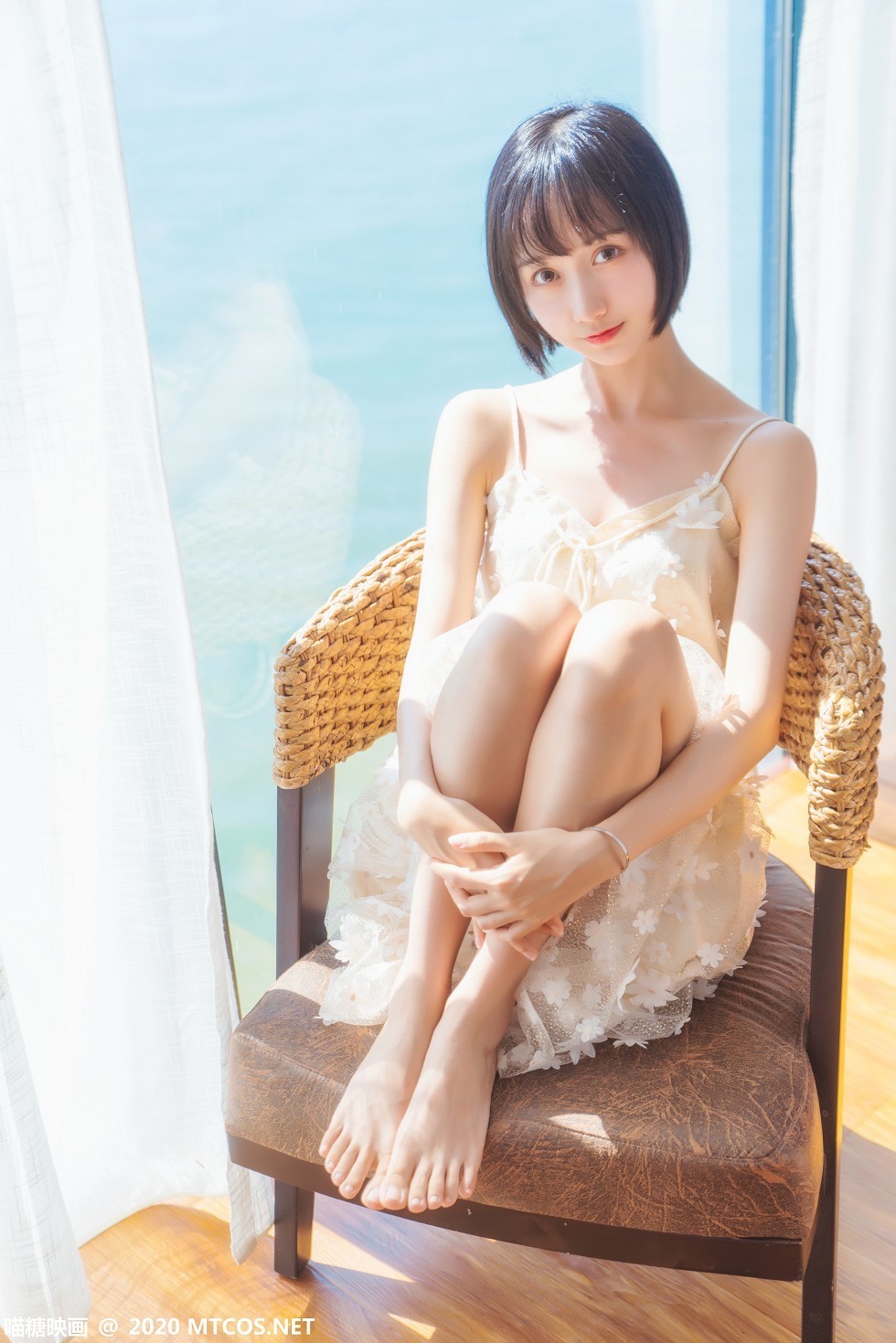 [喵糖映画]Vol.201_花色吊带睡衣美女居家暖阳的海主题椅子上靓丽迷人写真22P