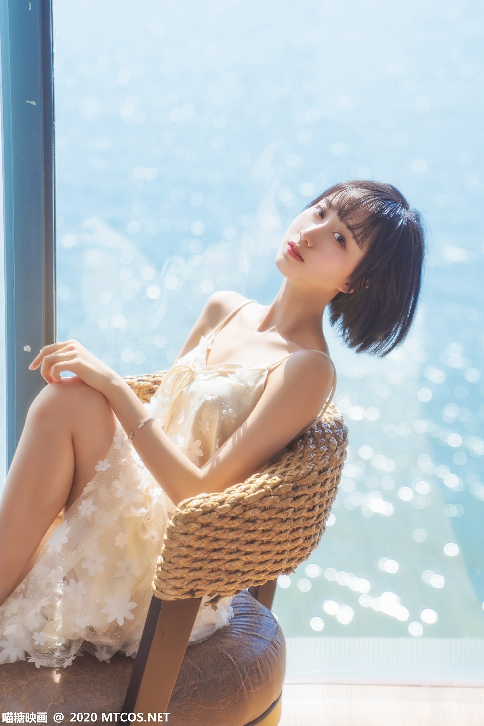 [喵糖映画]Vol.201_花色吊带睡衣美女居家暖阳的海主题椅子上靓丽迷人写真22P