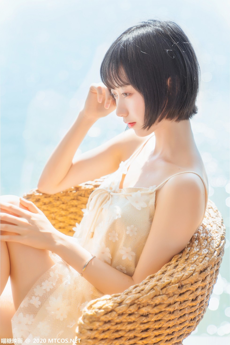 [喵糖映画]Vol.201_花色吊带睡衣美女居家暖阳的海主题椅子上靓丽迷人写真22P