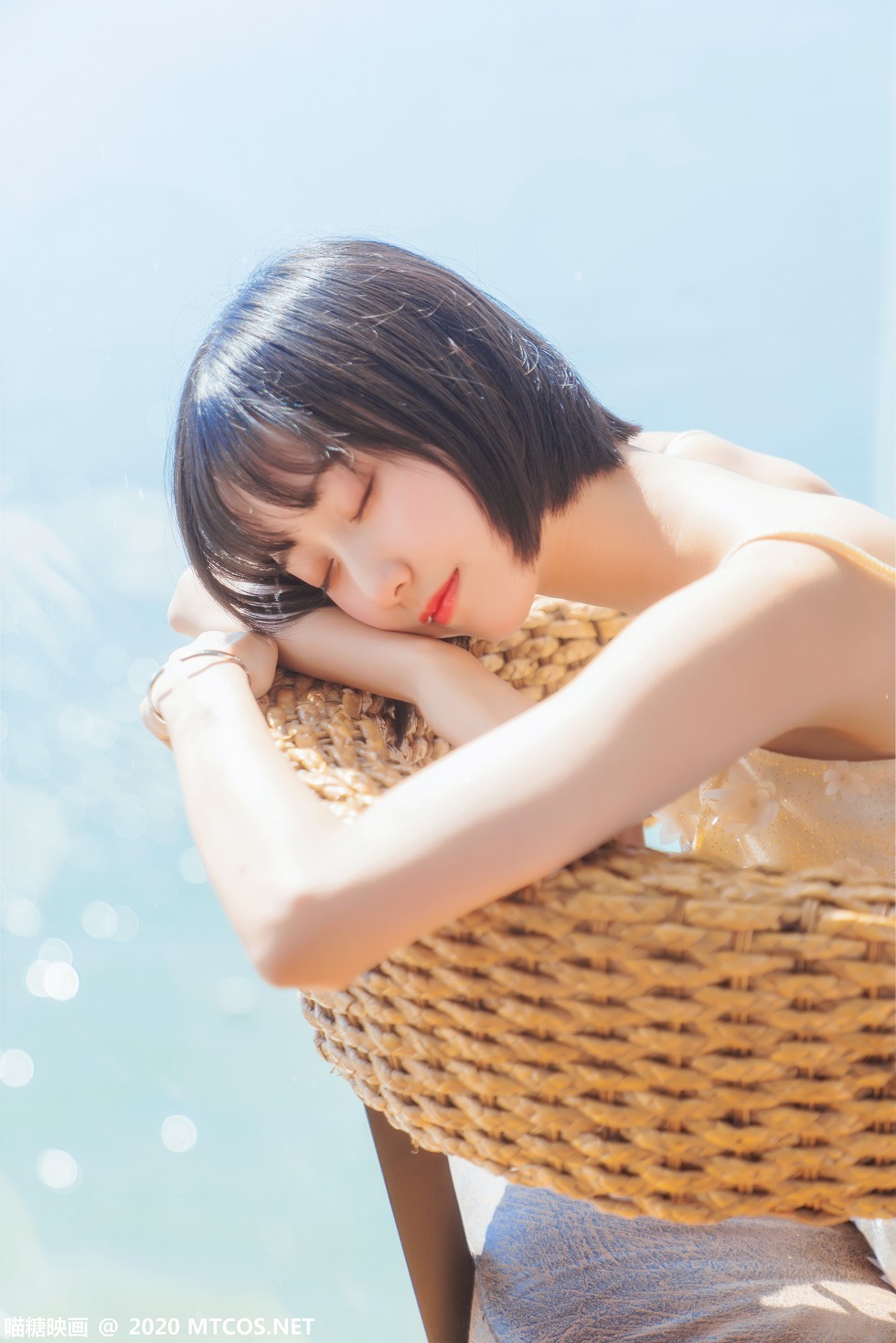 [喵糖映画]Vol.201_花色吊带睡衣美女居家暖阳的海主题椅子上靓丽迷人写真22P