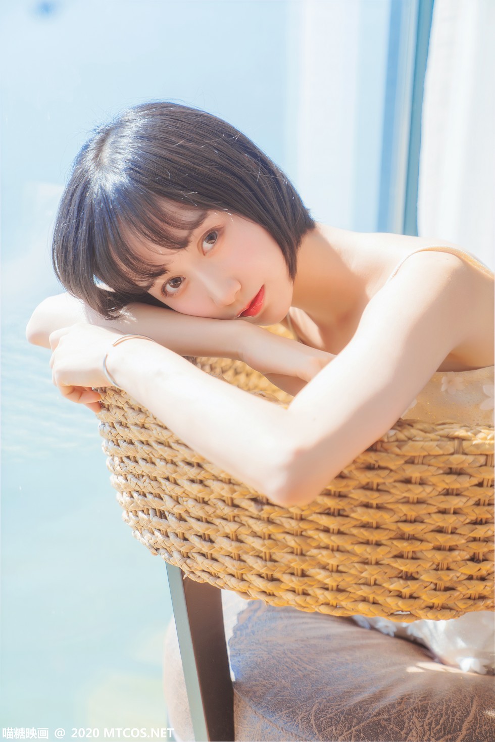 [喵糖映画]Vol.201_花色吊带睡衣美女居家暖阳的海主题椅子上靓丽迷人写真22P