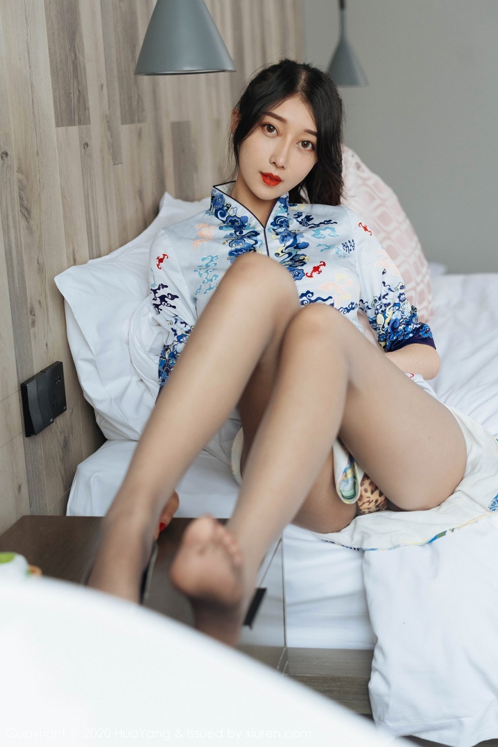 [HuaYang花漾]Vol.274_嫩模玥儿玥er私房典雅旗袍半撩露豹纹内裤惹火诱惑写真72P