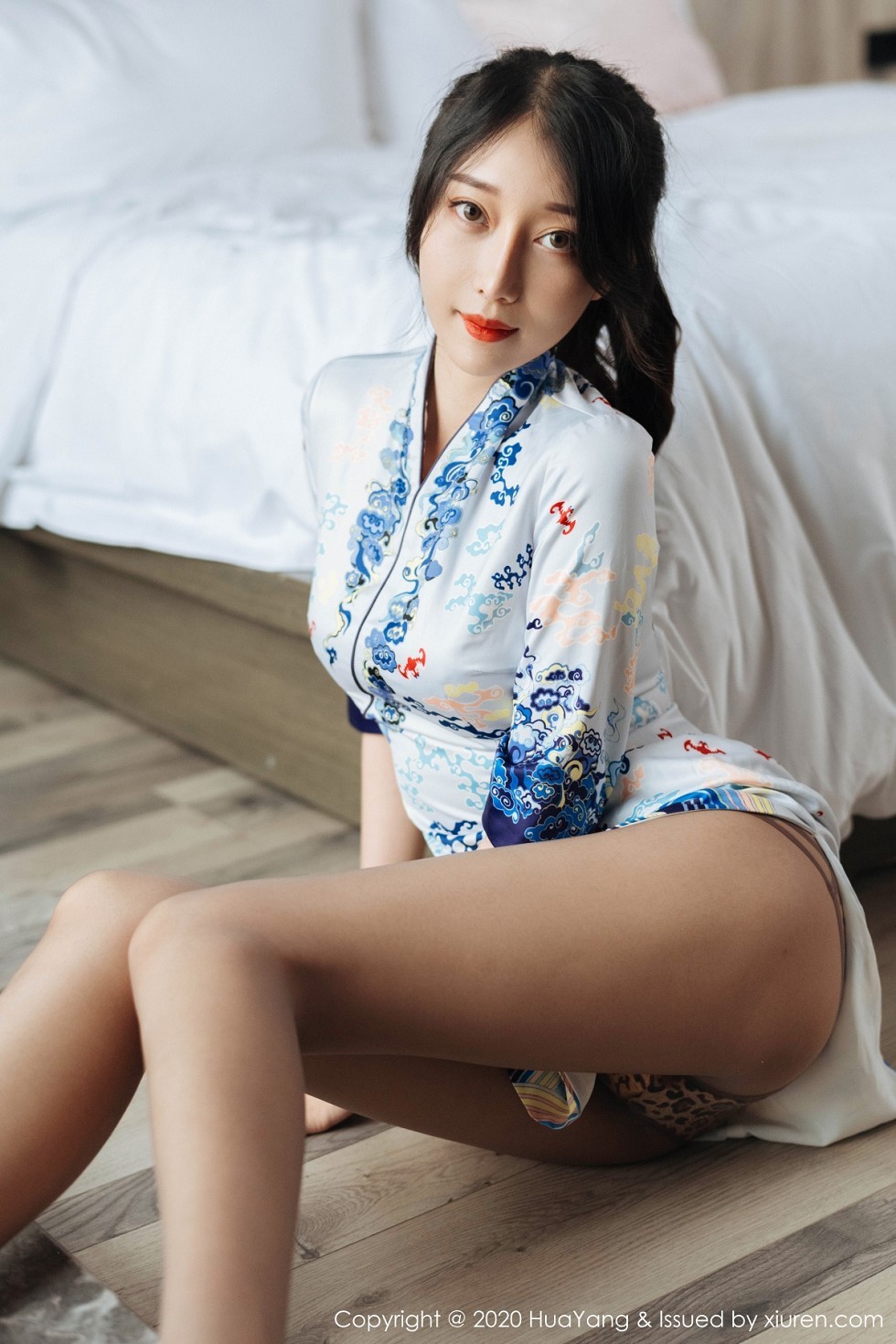 [HuaYang花漾]Vol.274_嫩模玥儿玥er私房典雅旗袍半撩露豹纹内裤惹火诱惑写真72P