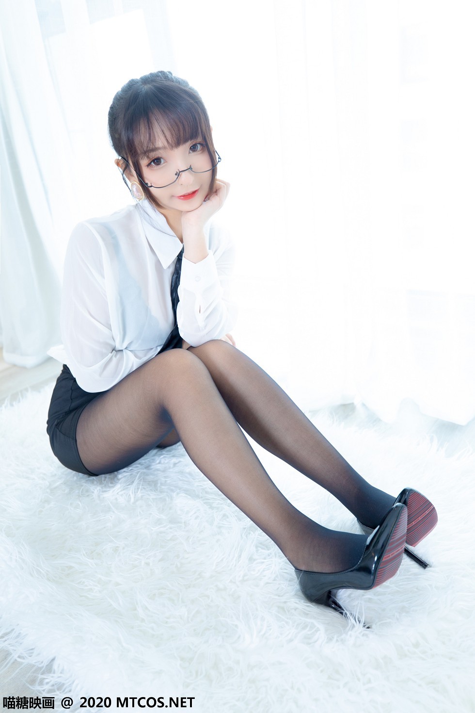 [喵糖映画]Vol.202_OL制服美女私房白衬衣配黑短裙黑丝裤袜秀翘臀美腿诱惑写真70P