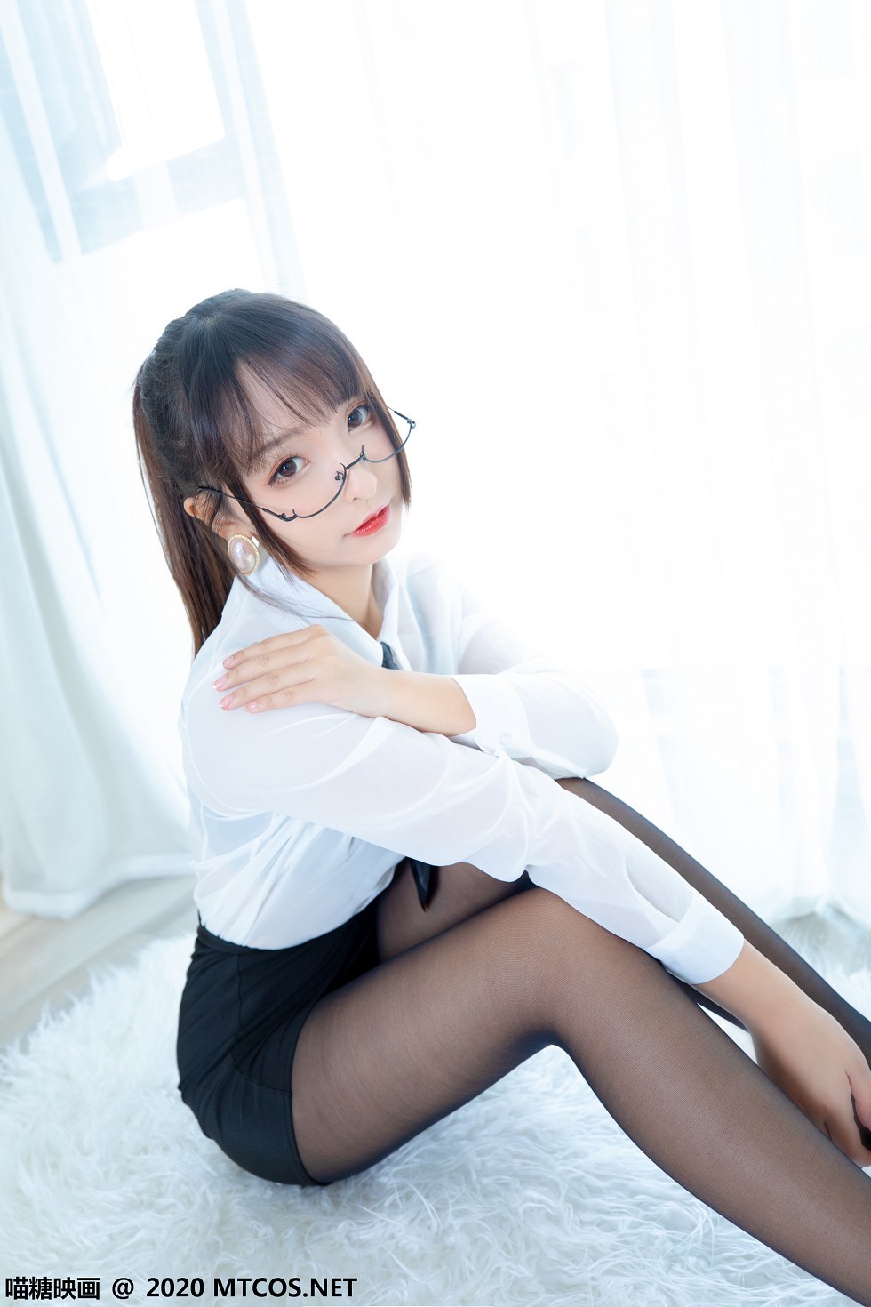 [喵糖映画]Vol.202_OL制服美女私房白衬衣配黑短裙黑丝裤袜秀翘臀美腿诱惑写真70P