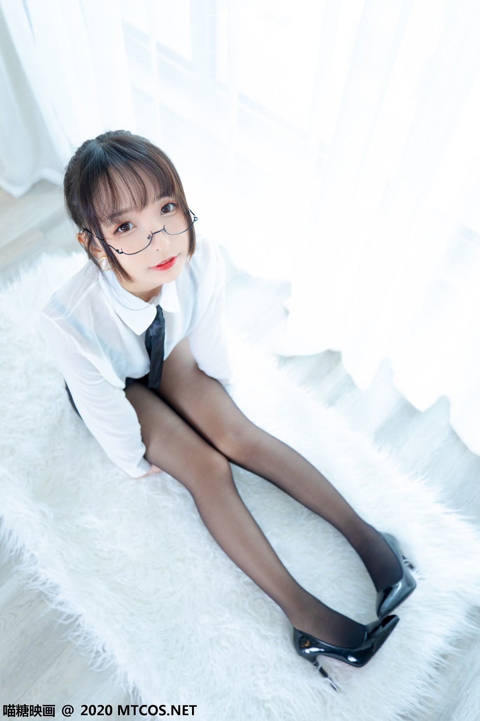[喵糖映画]Vol.202_OL制服美女私房白衬衣配黑短裙黑丝裤袜秀翘臀美腿诱惑写真70P